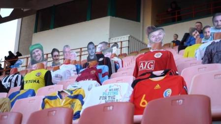 Maniquíes y robots, fórmulas para llenar de hinchas los estadios sin alma