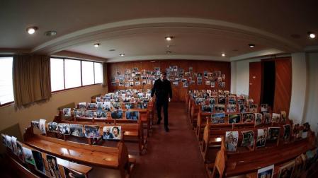 El cura que mantiene a los fieles con fotografías en los bancos de la iglesia
