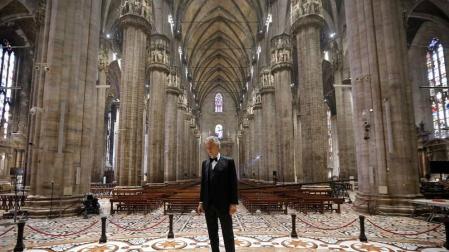 Andrea Bocelli llena la desierta catedral de Milán de música para la esperanza