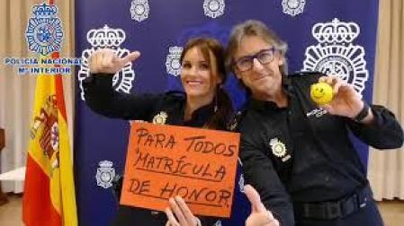 Vídeo: La Policía Nacional de Navarra da las gracias a profesores y alumnos
