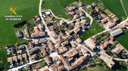 El dron de la Guardia Civil sorprende a cuatro personas reunidas en la plaza de Adiós