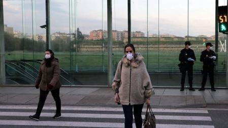 Agentes reparten mascarillas para prevenir el coronavirus en Pamplona.