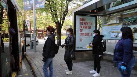 Agentes reparten mascarillas para prevenir el coronavirus en Pamplona.