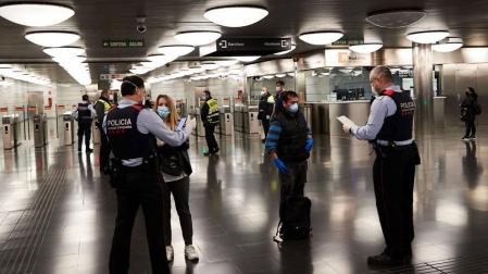 Los Mossos d'Esquadra realizan controles de movilidad en el Metro de Barcelona