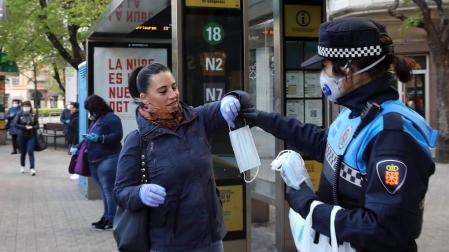Agentes reparten mascarillas para prevenir el coronavirus en Pamplona.