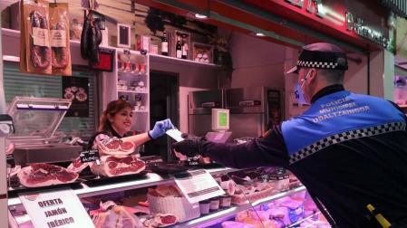 Agentes reparten mascarillas para prevenir el coronavirus en Pamplona.