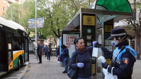 Agentes reparten mascarillas para prevenir el coronavirus en Pamplona.