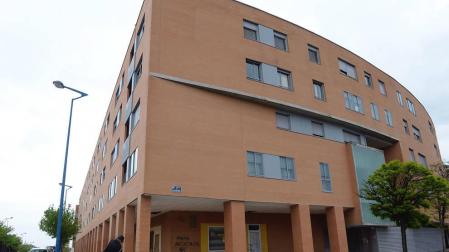 La ventana de la vivienda en la que residían se encuentra el tercer piso de este edificio.
