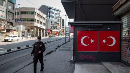 Un policía turco camina por una calla de Estambul vacía