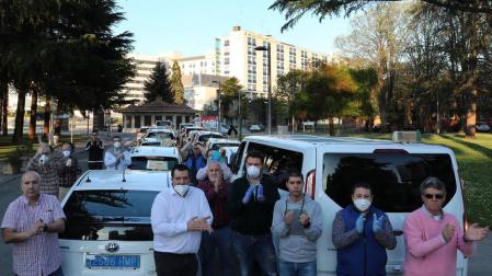 El personal sanitario recibe el homenaje de los taxistas