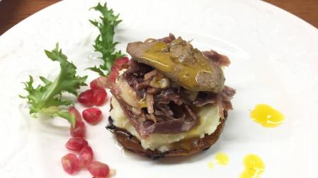 Confit de pato con puré y foie
