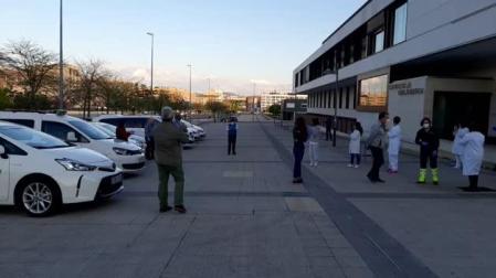 Vídeo | Aplauso de los taxistas a los sanitarios en el centro de salud de Buztintxuri
