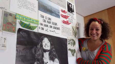 Mireia Arbizu, en el rellano de su casa, donde ha ido colocando frases e imágenes, algunas de ellas, piezas de su tienda, la Objetería.