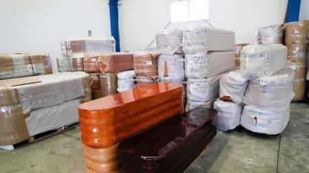 Los tanatorios tienen asegurado el suministro de féretros estos días