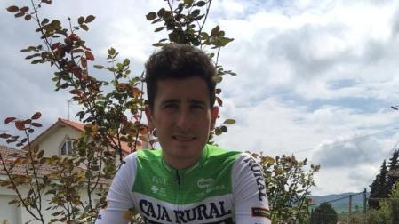 MANILLAR ADAPTADO. Julen Amézqueta se entrena con el manillar modificado para no forzar la espalda.