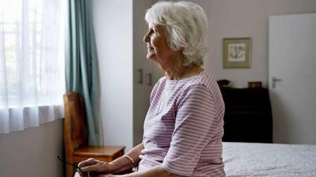 La mayoría de personas mayores prefiere vivir en sus hogares. En la imagen, una mujer en su casa.