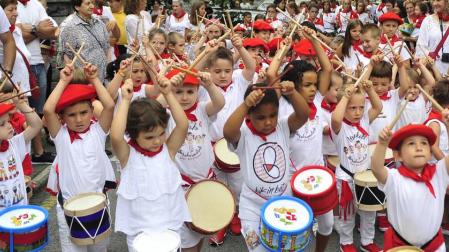 La tamborrada infantil es parte de la jornada inaugural de las fiestas de Lesaka.