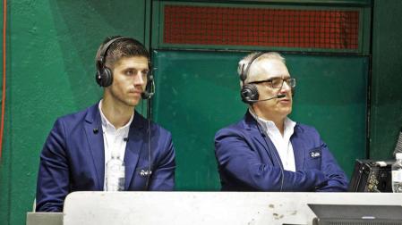 Mikel Idoate, a la izquierda, junto con Xabier Euskitze, comentarista de pelota en ETB, en un partido en el frontón Labrit.