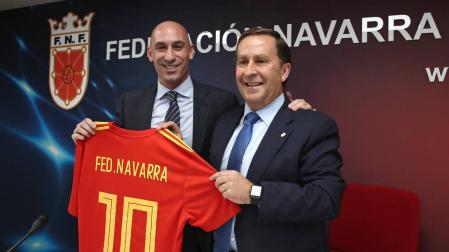 Rafa del Amo, junto a Luis Rubiales durante la visita del presidente de la RFEF a Navarra.
