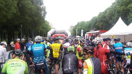 Salida de una edición anterior de la Cicloturista Pamplona.