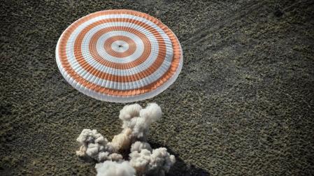 La nave tripulada rusa Soyuz MS-11 aterriza en la estepa kazaja
