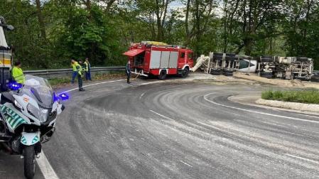 Herido con politraumatismos el conductor de un camión tras volcar en la N-121-B