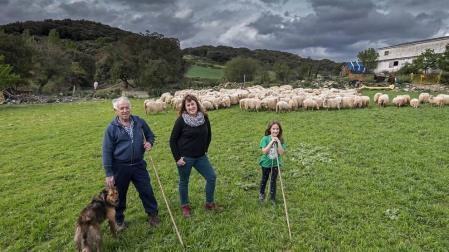 Juan Luis Aramendía, su hija Laura y su nieta Duna Galilea Aramendía, tres generaciones de la misma familia con parte de su rebaño en las inmediaciones de Azcona.