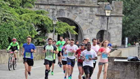 Un grupo de corredores, durante la edición del pasado año de la carrera pamplonesa.
