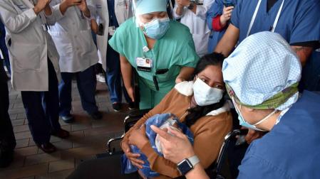 Yanira Soriano, de 36 años, habla con las enfermeras tras recibir por primera vez a su pequeño Walter.