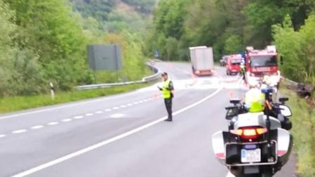Un camionero resultó herido leve tras salirse de la vía y posteriormente volca r