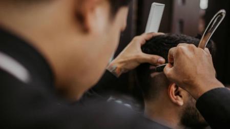 Imagen de un corte de pelo en una peluquería.