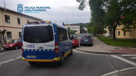 Un vehículo de la Policía Municipal, junto al vehículo accidentado.