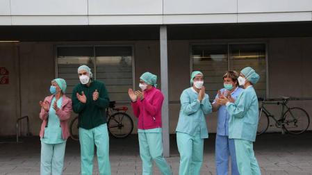 Sanitarios que luchan contra el coronavirus aplaudiendo a las ocho de la tarde