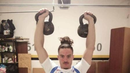Niko Mindegia, en el 'gimnasio' que se ha montado estos días en el garaje de su casa en Polonia.