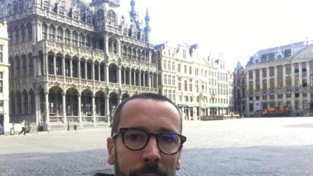 Autofoto de Miguel Troncoso en la Grand Place, habitualmente repleta de turistas, que ofrece estos días un desolador aspecto debido al confinamiento.