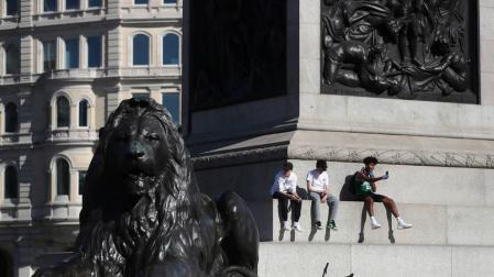 Unos jóvenes, en el centro de Londres este lunes.