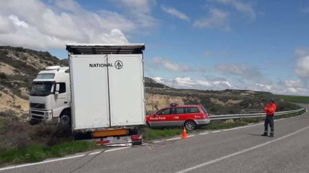 Ileso un camionero tras la salida de vía de su vehículo articulado en la NA-125