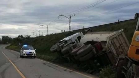 Vuelca un camión articulado cargado de arena cerca de Marcilla