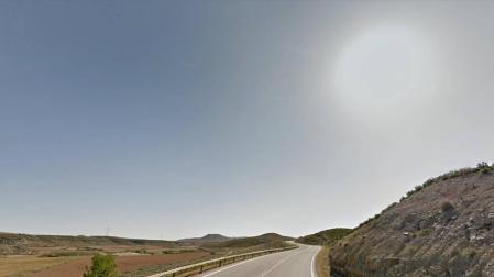 La NA-125, a su paso por las Bardenas Reales.