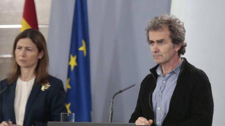 La directora de la Agencia Española del Medicamento, María Jesús Lamas, junto a Fernando Simón.