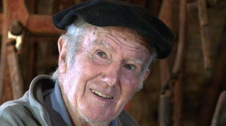 Fotograma del documental Esculpiendo la historia. Joxe Ulibarrena, de Ángel Sánchez Garro.