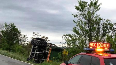 Ileso tras salirse de la vía con su cosechadora y volcar en Murillo el Cuende