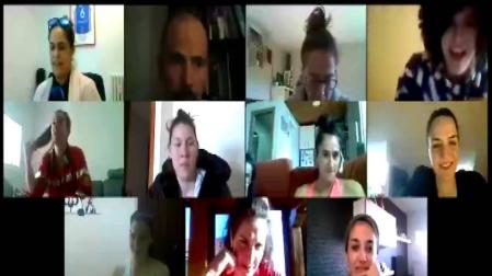 TU CARA ME SUENA. Garazi Misiego (ayudante), Jotas Unzué (entrenador), Elena Oset (preparadora), y las jugadoras Irantzu Etxeberria, Andrea Tollar, Diana Cabrera, Itziar Arregui, Amaya Gastaminza, Alazne Vicente, Olaia Díez de Ulzurrun y Maite Gil, en un momento de diversión.