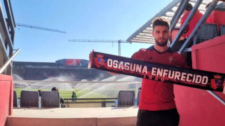 Pablo Asier Ovelar, autor de la cuenta @CAOenfurecido con la bufanda en El Sadar.