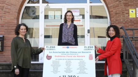 Mónica Yu entrega el cheque a las representantes del Gobierno de Navarra.