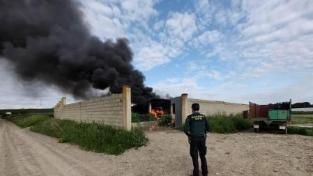 Un incendio afecta a un recinto agrícola en Peralta