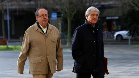 Ángel Vizcay, con su abogado Juan Mari Zuza, entrando al Palacio de Justicia.