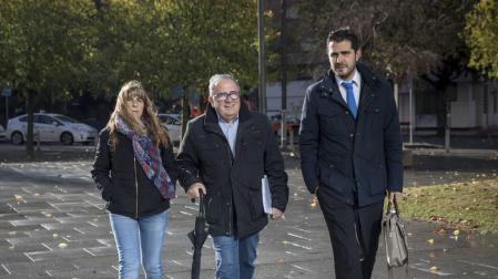 Luis Sabalza y el abogado de Osasuna, Miguel Ezcurdia, en imagen de archivo llegando a la Audiencia de Navarra.