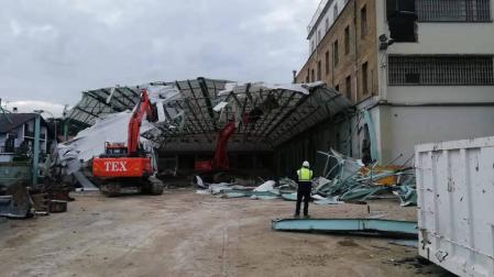 Los trabajos de demolición han comenzado por la pista cubierta