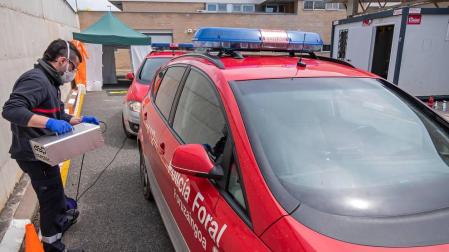 Los bomberos desinfectan con ozono ambulancias y coches policiales